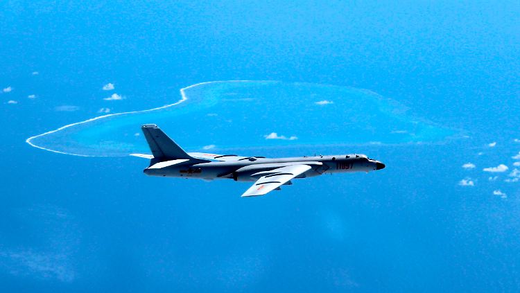 Im Mai meldete China, dass es erstmals auch Langstreckenbomber die neuen Stützpunkte auf den umstrittenen Inseln im südchinesischen Meer habe anfliegen lassen. 
