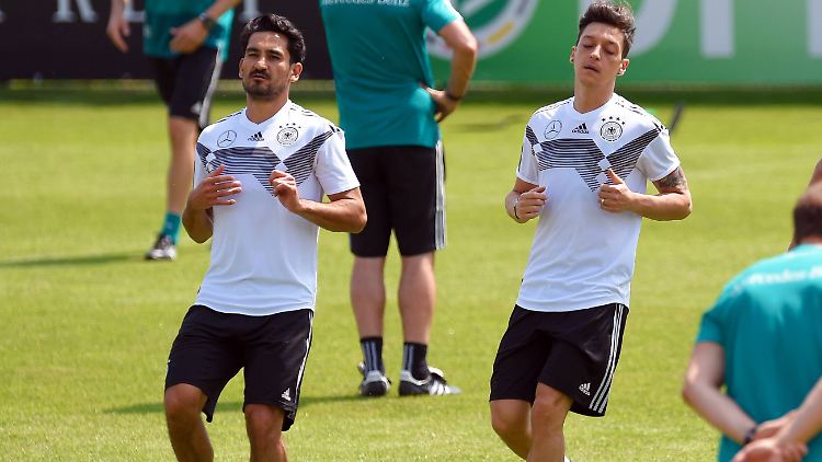 Gegen Özil und Gündogan gibt es Pfiffe - der DFB wirbt derweil um Verständnis.
