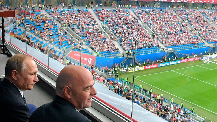 Schon die WM-Vergabe nach Russland war nicht ohne Störgeräusche abgelaufen - Zweifel an Infantinos Unabhängigkeit bleiben mit Blick auf die WM 2024.