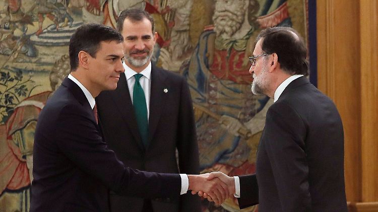 Förmliche Zeremonie im Sommerpalast des Königs: Pedro Sánchez (l.) reicht seinem Vorgänger Rajoy nach der Vereidigung die Hand.