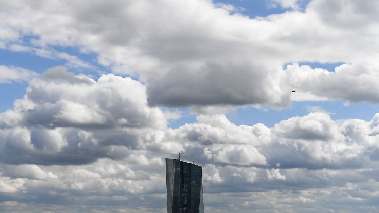 Dreh- und Angelpunkt der Eurozone: In den festungsartig gesicherten Glastürmen der EZB im Osten Frankfurts entscheidet sich das Schicksal des Euro.