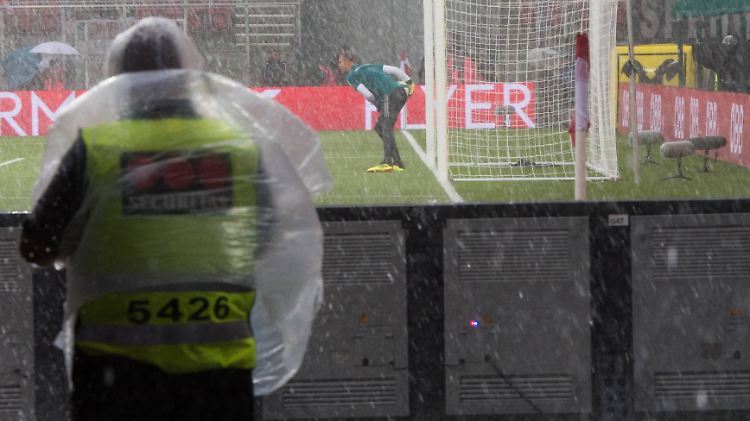 DFB-Keeper Manuel Neuer begann sein Comeback im Platzregen.
