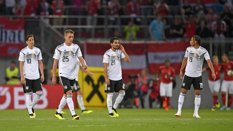 Frustration nach dem Gegentor bei Özil, Petersen, Gündogan und Sané.