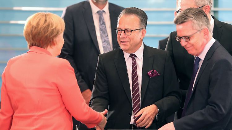 Klartext: Weise ließ den damaligen Innenminister und die Kanzlerin wissen, dass er "noch nie einen so schlechten Zustand einer Behörde erlebt" habe.