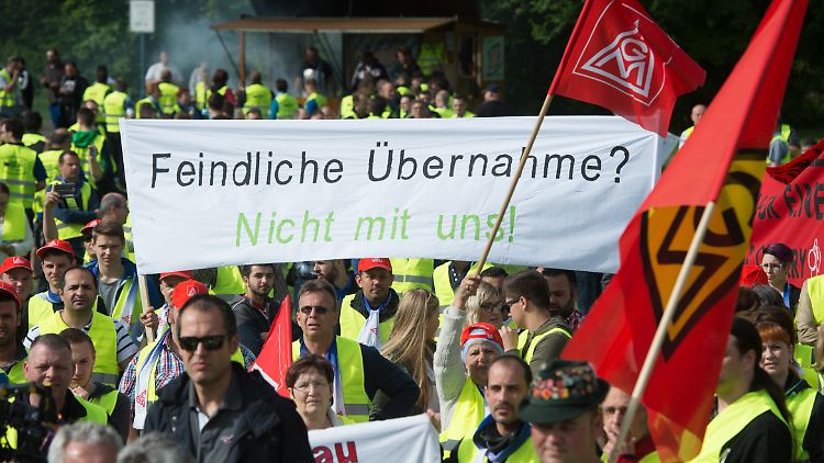 Unklarer Frontverlauf: Hier demonstrieren die IG Metall und Mitarbeiter des Autozulieferers Grammer gegen den Übernahmeversuch einen deutsch-bosnischen Investors - und für den Einstieg eines chinesischen Unternehmens. 
