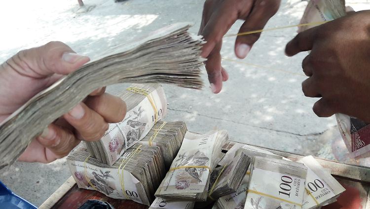Die Landeswährung verliert dramatisch an Wert: Venezuela steht sozial am Abgrund.