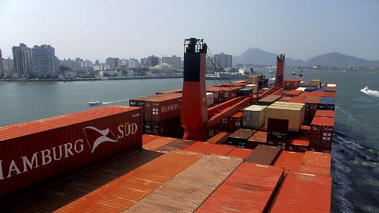 Neue Handelspartner im Süden: Ein Containerschiff bei der Einfahrt in den Hafen von Santos bei Sao Paulo in Brasilien.