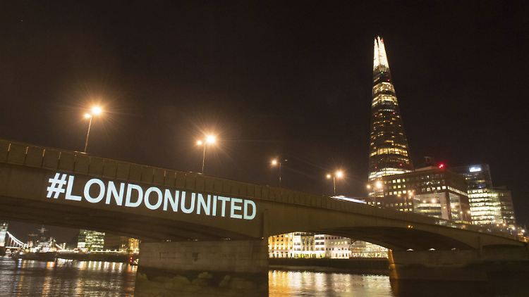 "London vereint" steht in Großbuchstaben auf der Brücke der britischen Hauptstadt. Das soll an die Opfer der zahlreichen islamistischen Anschläge in London erinnern.