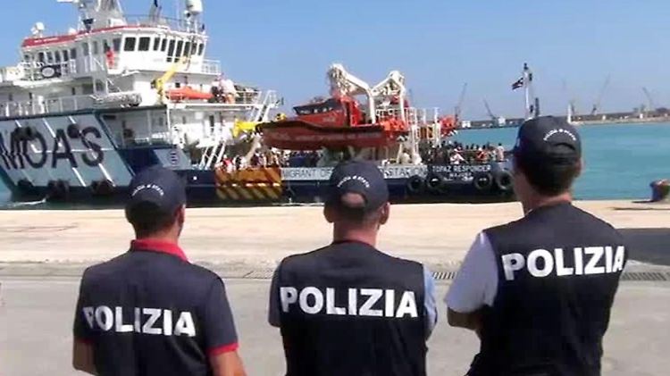 Salvini besuchte das sizilianische Pozzallo, um sich ein Bild von der Lage vor Ort zu machen. Dort kommen die meisten Flüchtlinge an.