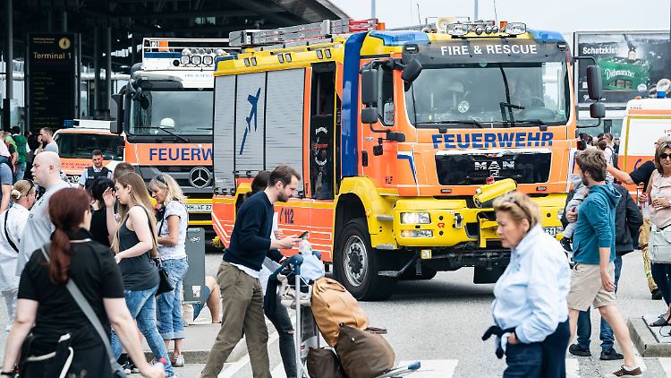 Ein Kurzschluss mit enormen Folgen: Weil die Stromversorgung auch Stunden nach dem Ausfall noch nicht zuverlässig funktioniert, sagt der Betreiber des Flughafens Hamburg alle Flüge für Sonntag ab.