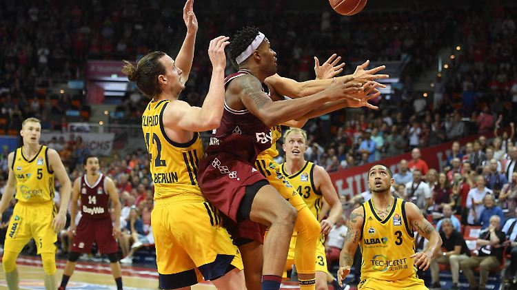 Gebannte Blicke gen Korb: Jeder Punkt zählt im Spiel Bayern München gegen Alba Berlin.