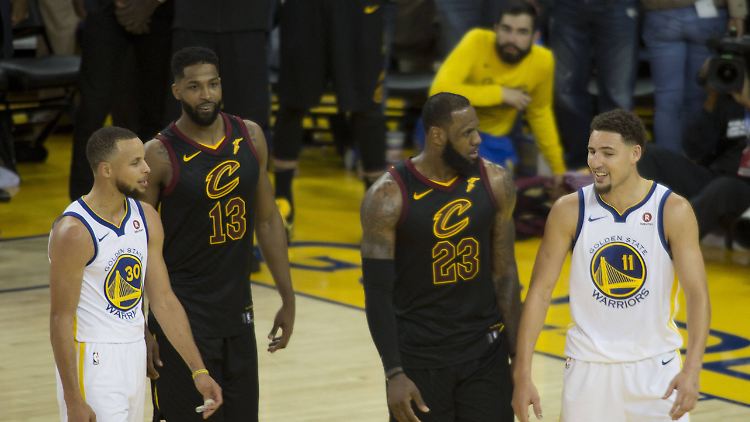 Curry (l.) war in der zweiten Finalpartie der überragende Spieler.