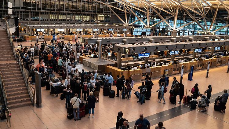 Lange Schlangen an den Schaltern: Am Hamburger Flughafen läuft der Betrieb nach dem Stromausfall wieder an.