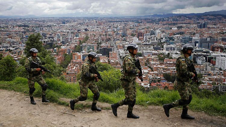 Kolumbianische Soldaten patrouillieren am Rande von Bogotá.