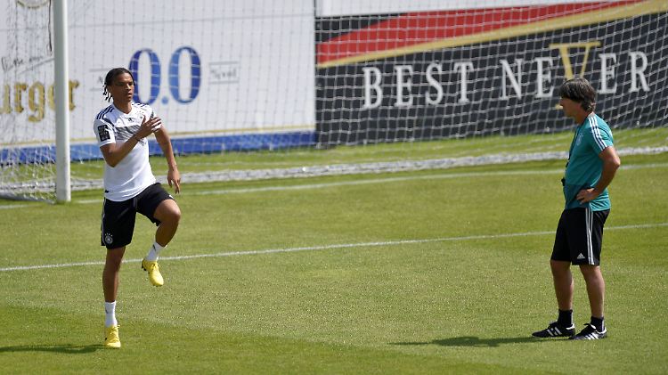Bundestrainer Joachim Löw hat überraschend Leroy Sané aus dem WM-Kader der deutschen Fußball-Nationalmannschaft gestrichen.