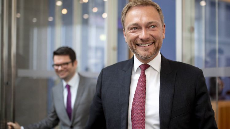 Christian Lindner bei der Vorstellung des FDP-Antrags für einen Untersuchungsausschuss, im Hintergrund sein Parlamentarischer Geschäftsführer Marco Buschmann