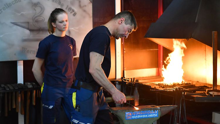 Der Chefs macht's vor, die Auszubildende sieht zu. Bei den Arbeitsbedinungen in Deutschland hoffen die Azubis auf Besserung.