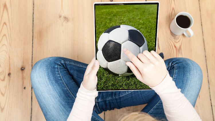 Zur WM 2014 versteckten Kriminelle eine schädliche Software in einem Spielplan, den Fußball-Fans herunterladen konnten.