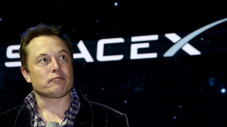 Mondumrundung mit zahlenden Weltraumtouristen verschoben: SpaceX-Chef Elon Musk soll Probleme mit der Technik und der Produktion haben.
