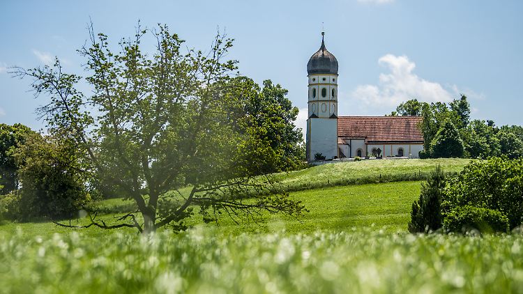 Auch wer kein Kirchenmitglied ist, zahlt über den Fiskus einen Mitgliedsbeitrag an die Kirchen.