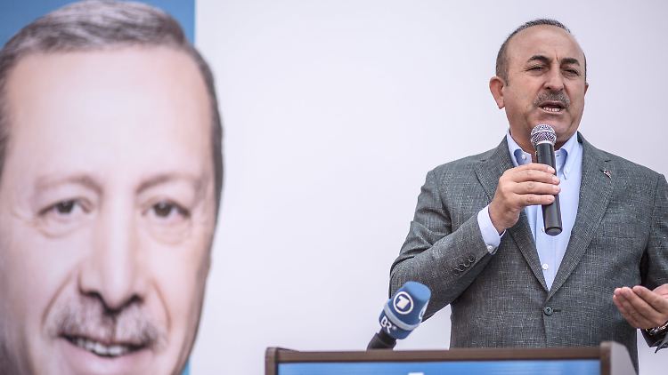 Der türkische Außenminister Cavusoglu kritisiert das Wahlkampf-Verbot in Deutschland.