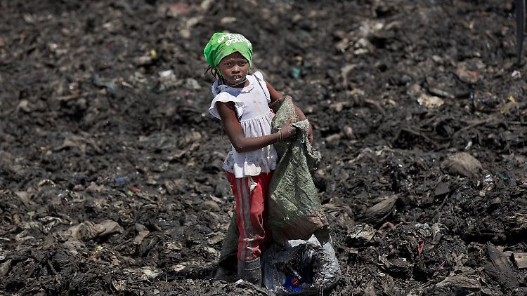 Der achtjährige Joyce Njeri sammelt Plastikflaschen auf einer Müllkippe in Nairobi. (Archivbild von 2015).