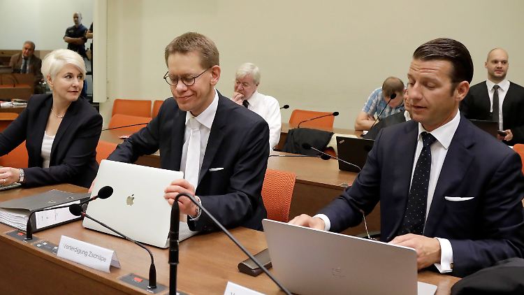 Die ursprünglichen Pflichtverteidiger Zschäpes: Wolfgang Stahl, Wolfgang Heer und Anja Sturm (v.r.n.l.).