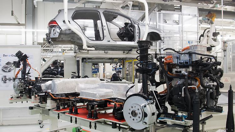 Auf dieser Fertigungsstrecke von Volkswagen werden Autos mit Elektromotor gebaut.