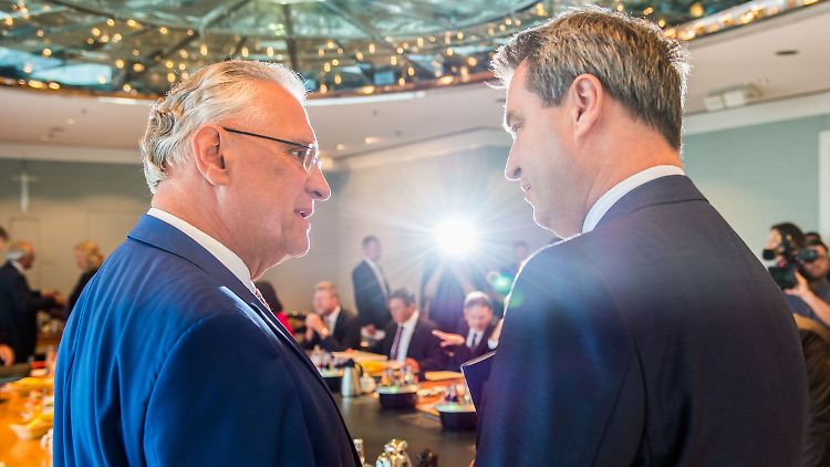 Bayerns Innenminister Joachim Herrmann (li.) mit dem bayerischen Ministerpräsident Markus Söder.