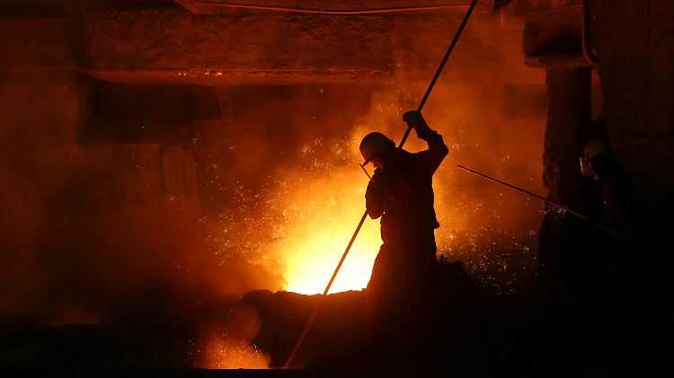 Wegen der neuen US-Zölle befindet sich viel chinesischer Stahl auf dem Weltmarkt - die EU will heimische Industrien nun ebenfalls davor schützen.