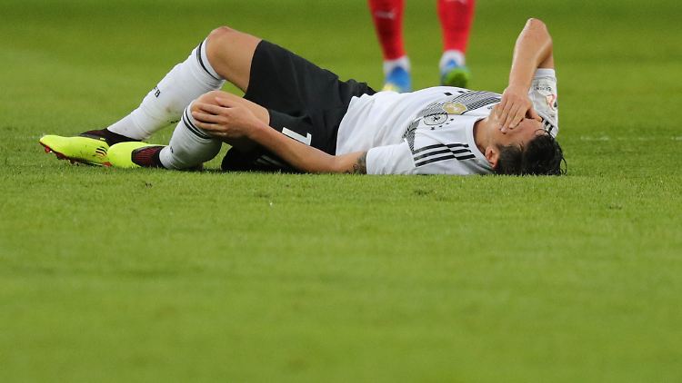 Özil im Spiel gegen Österreich am Boden.