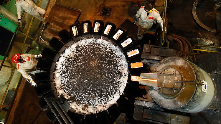 Rohstoff aus dem Boden: In der Industrie- und Edelmetallschmelzerei gießen Arbeiter das Ergebnis ihre Bemühungen in Barren.