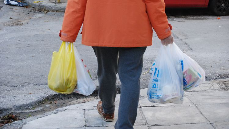 Seit 2016 gibt es eine Selbstverpflichtung vieler Unternehmen, Plastiktüten nicht mehr umsonst abzugeben.