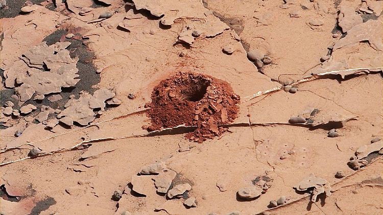 Ein knapp zwei Zentimeter großes Loch, das "Curiosity" am 20. Mai 2018 gebohrt hat, um eine Gesteinsprobe zu nehmen.