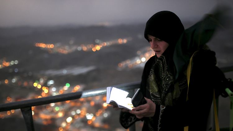 Eine Frau liest in Mekka im Koran. In keinem anderen Land der Welt sind Frauenrechte derart beschränkt wie in Saudi-Arabien.