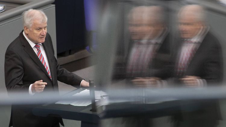 Horst Seehofer will mehr dauerhafte Arbeitsverträge für das Bamf.