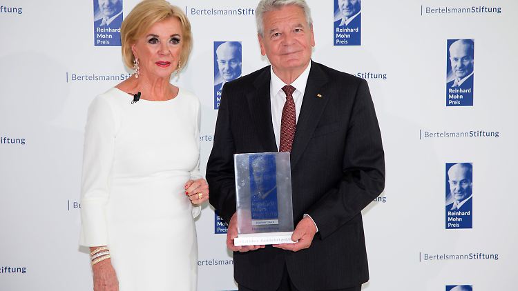 Liz Mohn und Altbundespräsident Joachim Gauck bei der Preisverleihung.