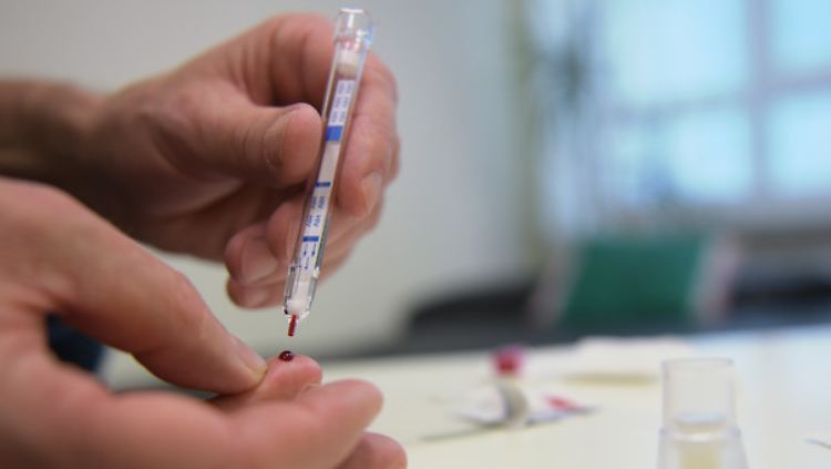 Patienten sollen den Bluttest künftig zu Hause ausführen können.
