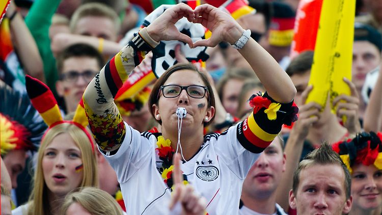 Echte Fußballfans: mit dem Herzen dabei. Aber bloß nicht zu sehr stressen lassen!
