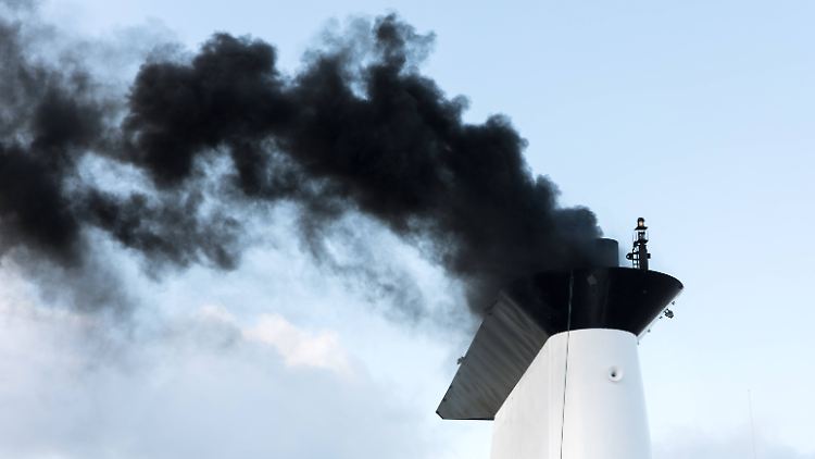 Rauchender Schornstein eines Schiffes beim Anlassen des Schiffsmotors: CO2 entsteht unter anderem durch die Verbrennung von Kohle, Öl und Gas.