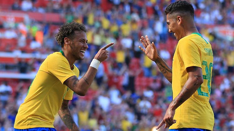 Haben wieder Spaß am Fußball - und Hunger auf WM-Titel Nummer sechs: Brasiliens Neymar und Roberto Firmino.