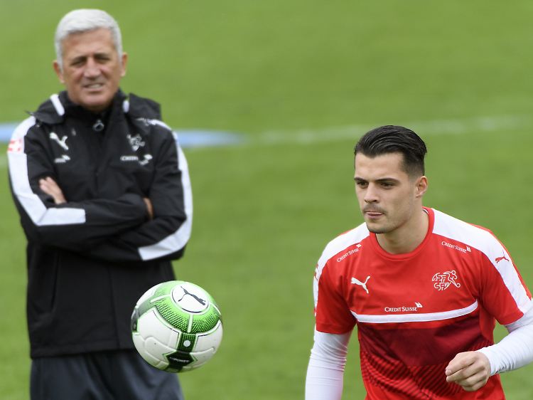 Trainer Vladimir Petković und Mittelfeldstar Granit Xhaka haben sich mit der Schweizer "Nati" das Viertelfinale zum Ziel gesetzt.