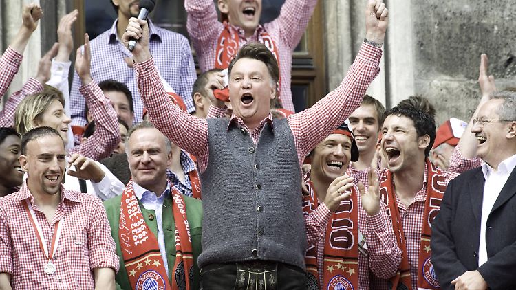 Das "Feierbiest" Louis van Gaal holt in der Saison mit den Bayern die Meisteschaft und den DFB-Pokal, verliert aber im Champions-League-Finale.
