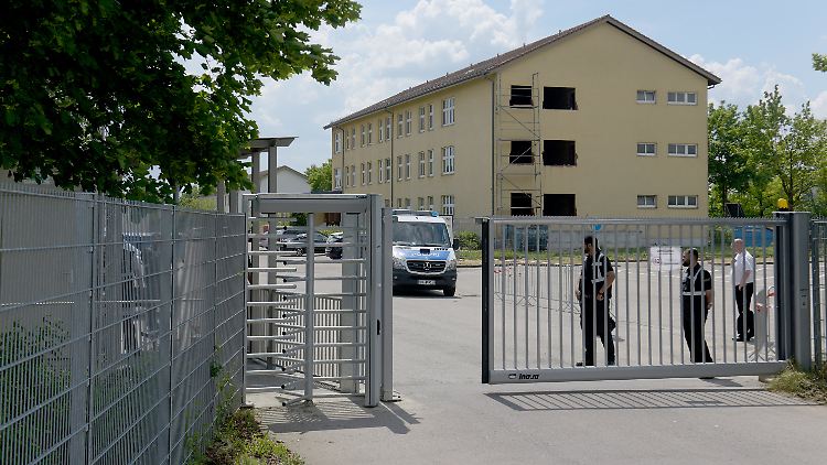 Sicherheitskräfte und Polizei bewachen das Transitzentrum für Asylsuchende im bayerischen Manching.