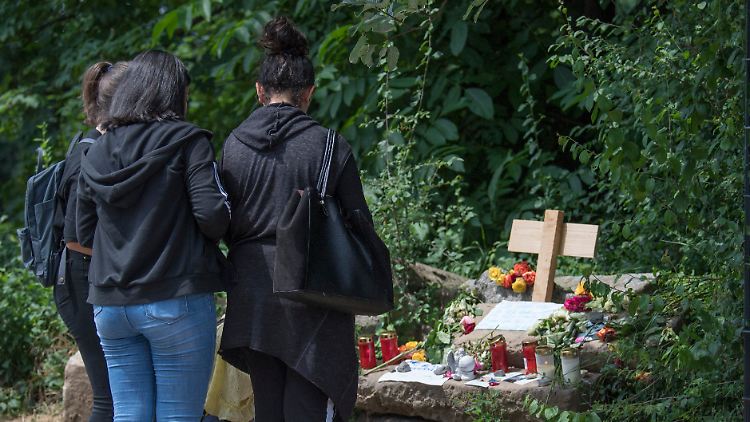 Menschen trauern um das tote Mädchen.