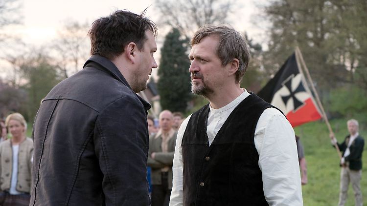 Sind sich nicht grün: Kommissar Bukow (Charly Hübner) und Erik (Patrick von Blume).