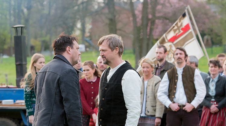 Bukow und Bionazi Erik (Patrick von Blume) geraten bei der Sonnenwendfeier aneinander.
