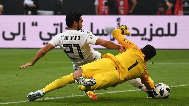 Selbst bei seiner Torchance kassiert Ilkay Gündogan Pfiffe von den Rängen.