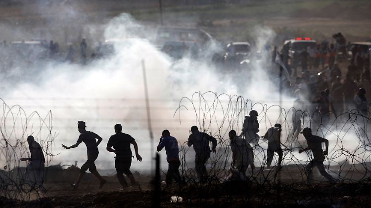 Palästinensische Demonstranten treffen am 8. Juni 2018 an der Grenze zu Israel auf eine Übermacht von israelischen Sicherheitskräften.
