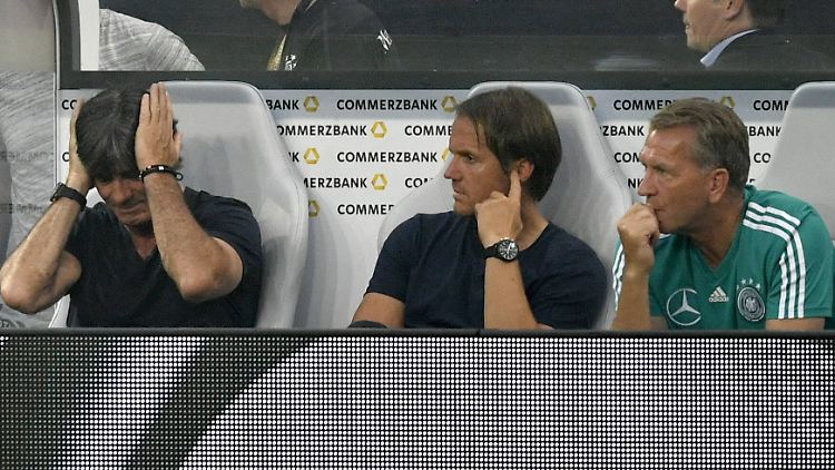 Löw und seine Assistenten sehen im Test nicht viel Erfreuliches.